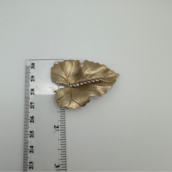 Vintage Brooch Pin Brushed Textured Gold Tone Leaf Crystal Rhinestones Judy Lee - Picture 4 of 16